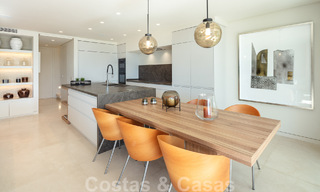 Magnífico ático con amplias terrazas en venta en el preferido Puente Romano, en la Milla de Oro, Marbella 49729 