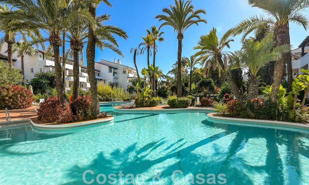Sofisticado apartamento en venta a pocos pasos de la playa, situado en Puente Romano en la Milla de Oro de Marbella 49760