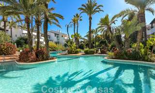 Sofisticado apartamento en venta a pocos pasos de la playa, situado en Puente Romano en la Milla de Oro de Marbella 49760 