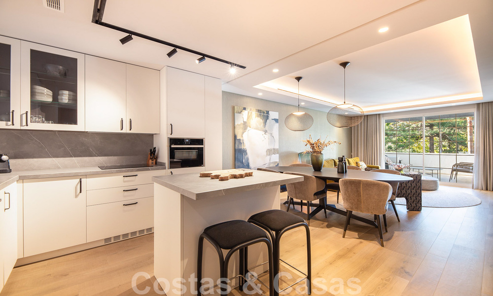 Sofisticado apartamento en venta a pocos pasos de la playa, situado en Puente Romano en la Milla de Oro de Marbella 49766