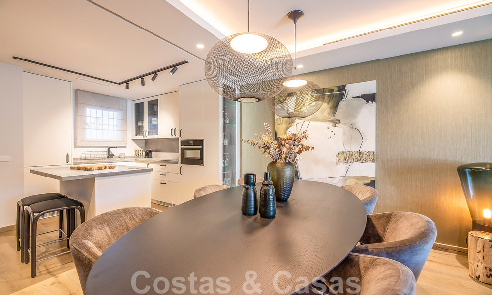 Sofisticado apartamento en venta a pocos pasos de la playa, situado en Puente Romano en la Milla de Oro de Marbella 49767