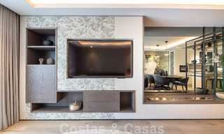 Sofisticado apartamento en venta a pocos pasos de la playa, situado en Puente Romano en la Milla de Oro de Marbella 49768 