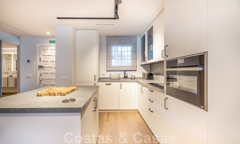 Sofisticado apartamento en venta a pocos pasos de la playa, situado en Puente Romano en la Milla de Oro de Marbella 49769