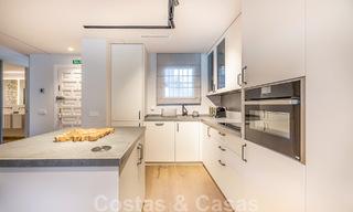 Sofisticado apartamento en venta a pocos pasos de la playa, situado en Puente Romano en la Milla de Oro de Marbella 49769 