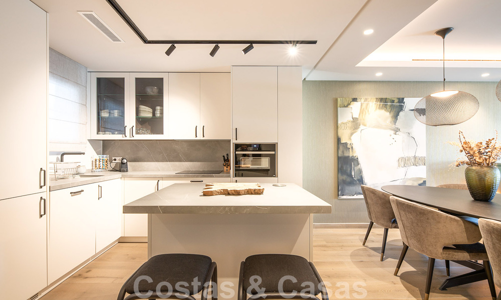 Sofisticado apartamento en venta a pocos pasos de la playa, situado en Puente Romano en la Milla de Oro de Marbella 49770