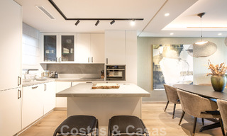 Sofisticado apartamento en venta a pocos pasos de la playa, situado en Puente Romano en la Milla de Oro de Marbella 49770 