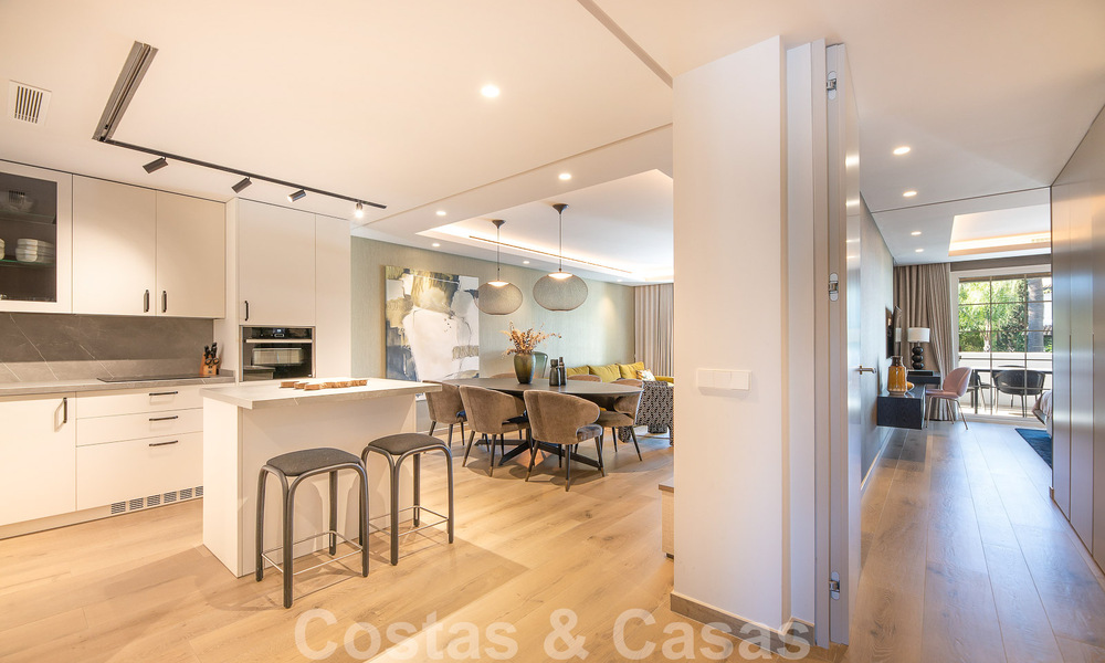 Sofisticado apartamento en venta a pocos pasos de la playa, situado en Puente Romano en la Milla de Oro de Marbella 49771
