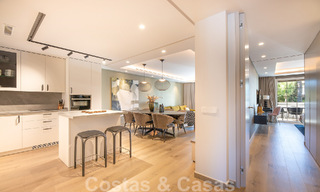 Sofisticado apartamento en venta a pocos pasos de la playa, situado en Puente Romano en la Milla de Oro de Marbella 49771 