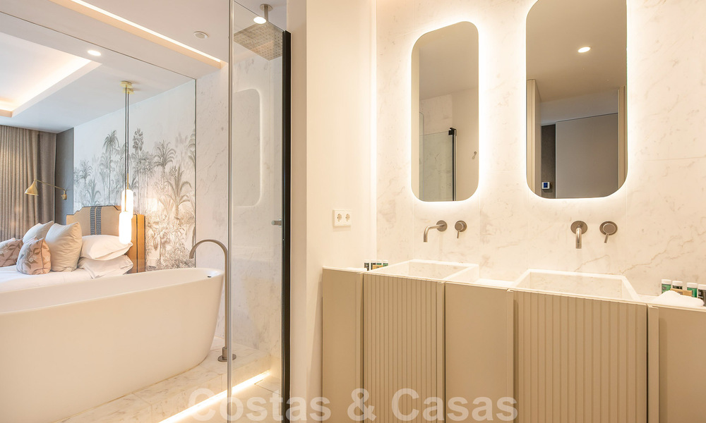 Sofisticado apartamento en venta a pocos pasos de la playa, situado en Puente Romano en la Milla de Oro de Marbella 49775