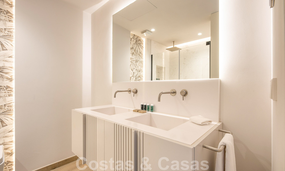 Sofisticado apartamento en venta a pocos pasos de la playa, situado en Puente Romano en la Milla de Oro de Marbella 49776