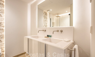 Sofisticado apartamento en venta a pocos pasos de la playa, situado en Puente Romano en la Milla de Oro de Marbella 49776 