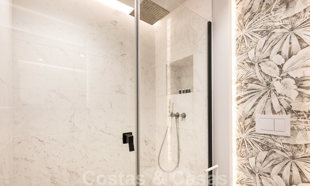 Sofisticado apartamento en venta a pocos pasos de la playa, situado en Puente Romano en la Milla de Oro de Marbella 49777