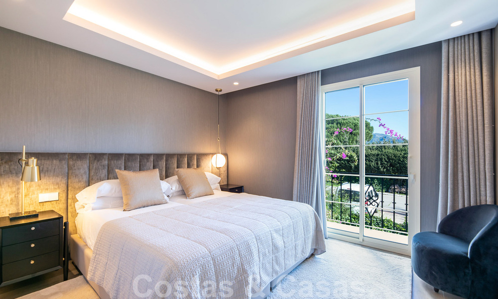 Sofisticado apartamento en venta a pocos pasos de la playa, situado en Puente Romano en la Milla de Oro de Marbella 49778
