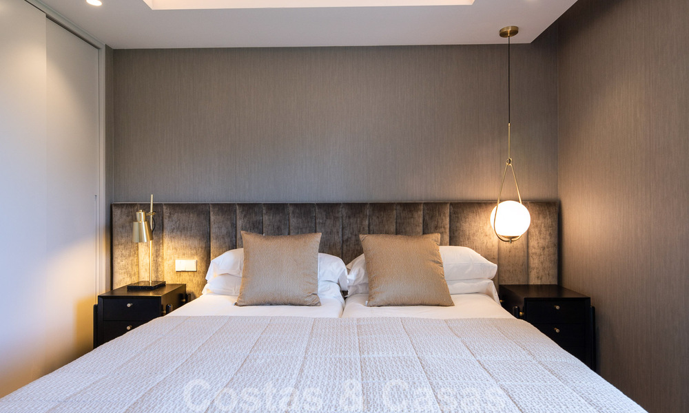 Sofisticado apartamento en venta a pocos pasos de la playa, situado en Puente Romano en la Milla de Oro de Marbella 49779