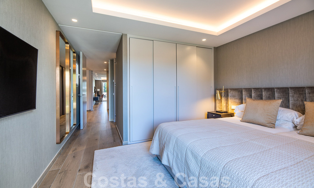 Sofisticado apartamento en venta a pocos pasos de la playa, situado en Puente Romano en la Milla de Oro de Marbella 49780