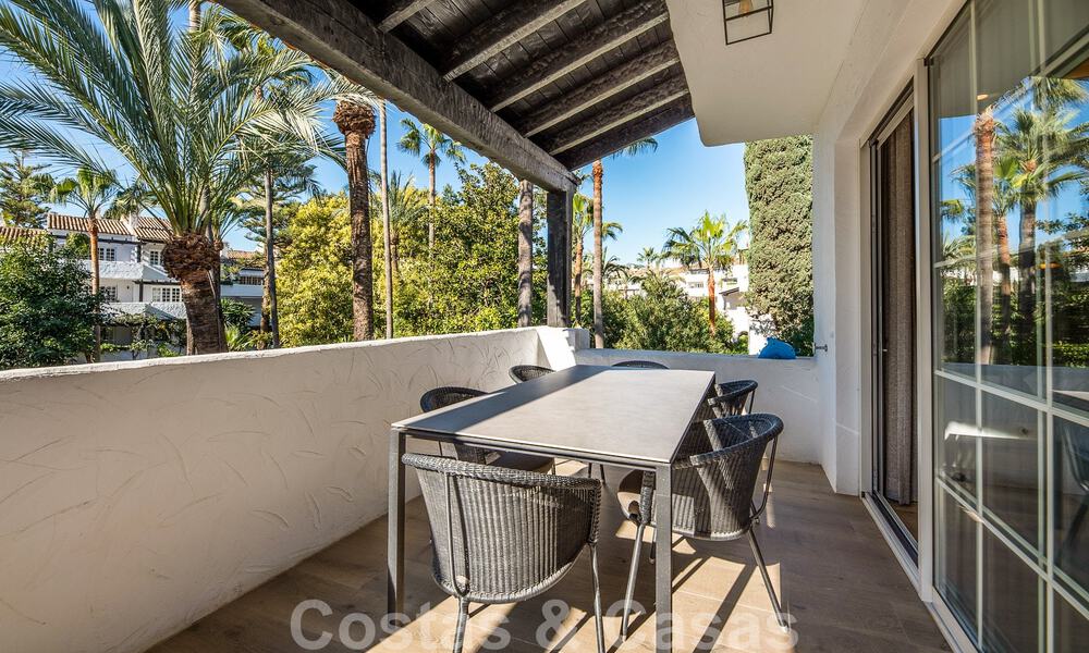 Sofisticado apartamento en venta a pocos pasos de la playa, situado en Puente Romano en la Milla de Oro de Marbella 49781
