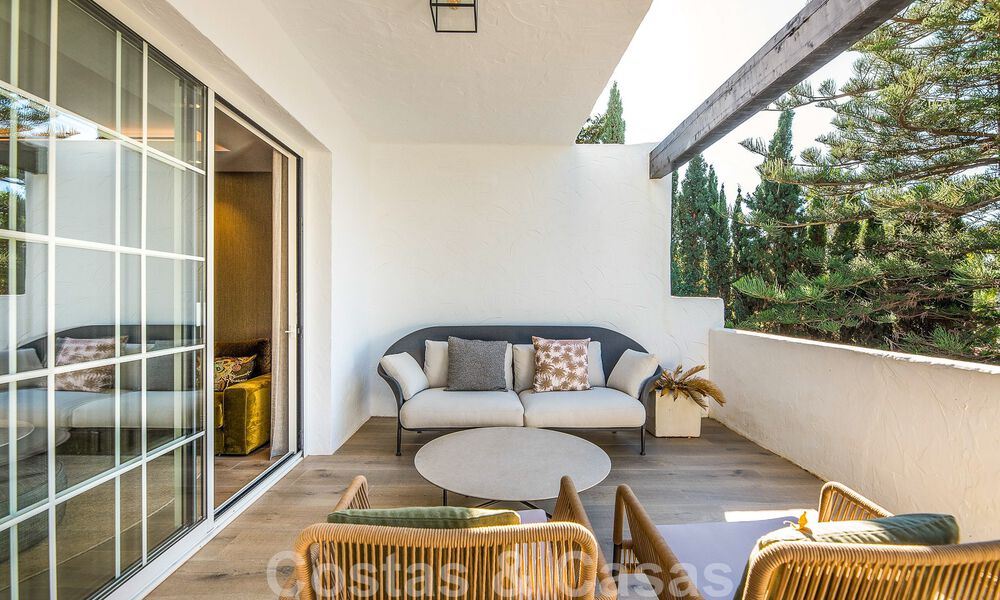 Sofisticado apartamento en venta a pocos pasos de la playa, situado en Puente Romano en la Milla de Oro de Marbella 49782