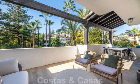 Sofisticado apartamento en venta a pocos pasos de la playa, situado en Puente Romano en la Milla de Oro de Marbella 49783