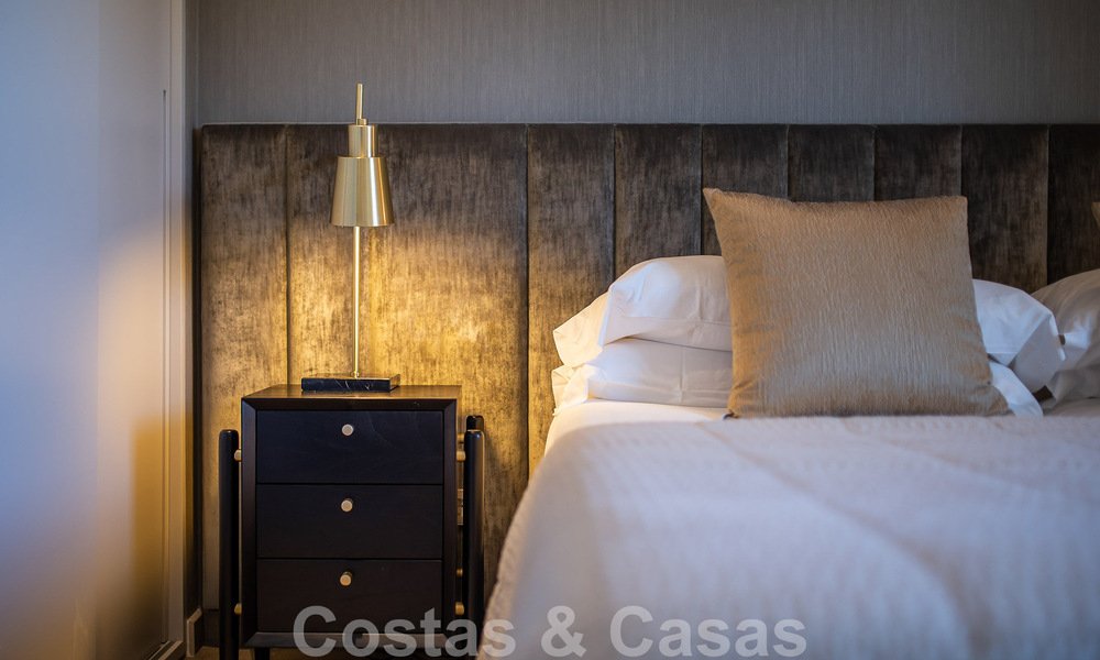 Sofisticado apartamento en venta a pocos pasos de la playa, situado en Puente Romano en la Milla de Oro de Marbella 49787