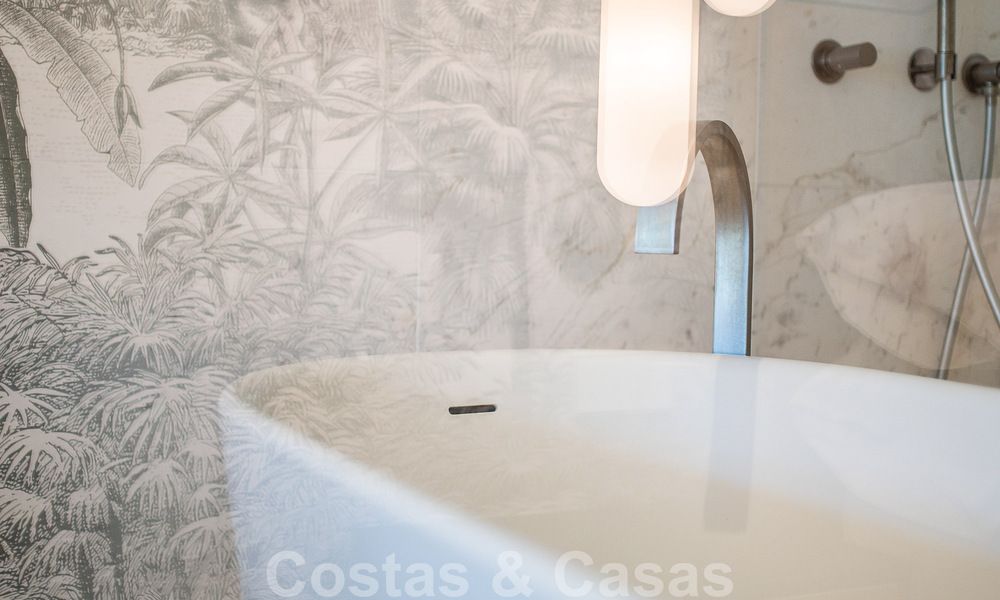 Sofisticado apartamento en venta a pocos pasos de la playa, situado en Puente Romano en la Milla de Oro de Marbella 49790