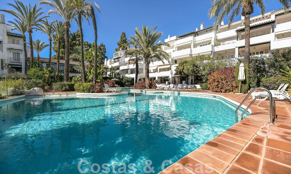 Sofisticado apartamento en venta a pocos pasos de la playa, situado en Puente Romano en la Milla de Oro de Marbella 49794