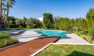 Mediterráneo, villa de lujo en venta en prestigiosa zona residencial rodeada de campos de golf del valle de Nueva Andalucía, Marbella 54157 