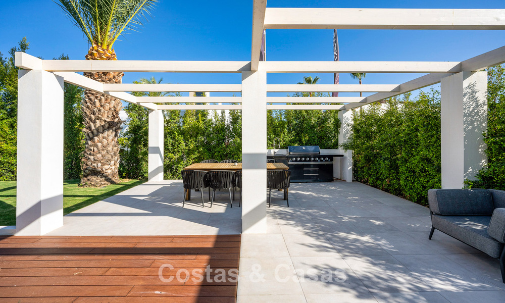 Mediterráneo, villa de lujo en venta en prestigiosa zona residencial rodeada de campos de golf del valle de Nueva Andalucía, Marbella 54166