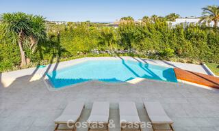 Mediterráneo, villa de lujo en venta en prestigiosa zona residencial rodeada de campos de golf del valle de Nueva Andalucía, Marbella 54211 
