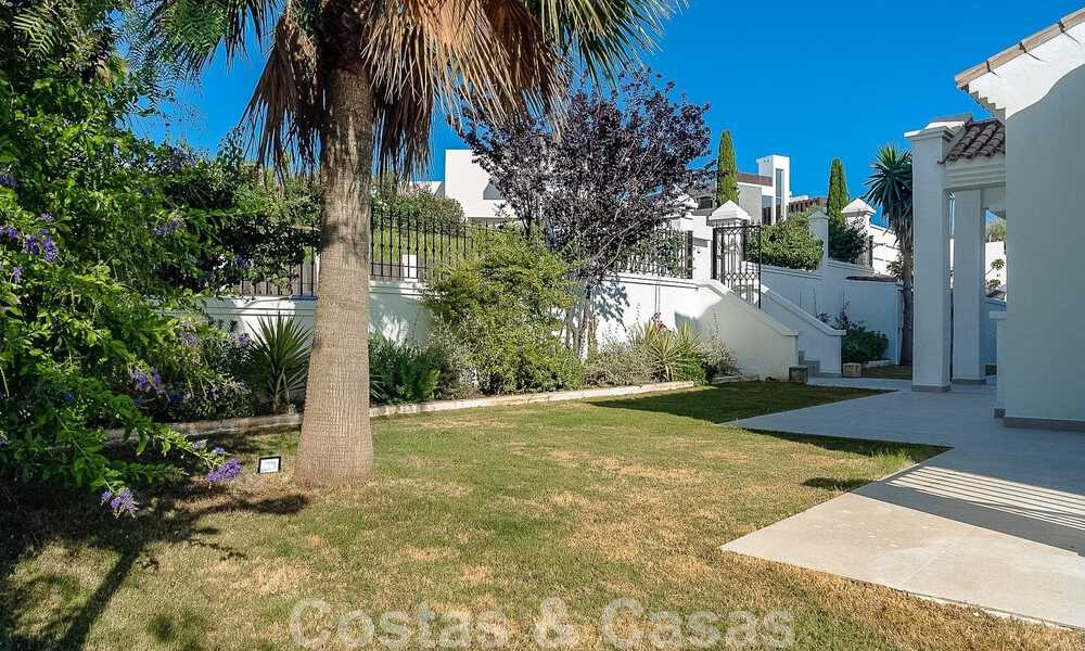 Espaciosa villa mediterránea en venta situada en una urbanización privilegiada de Nueva Andalucía, Marbella 50553