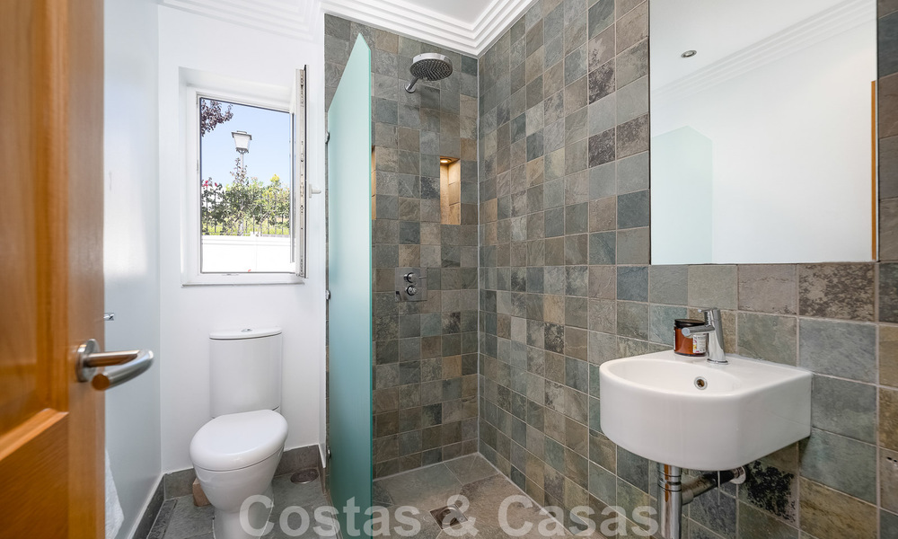 Espaciosa villa mediterránea en venta situada en una urbanización privilegiada de Nueva Andalucía, Marbella 50564