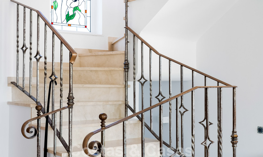 Espaciosa villa mediterránea en venta situada en una urbanización privilegiada de Nueva Andalucía, Marbella 50569