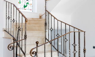 Espaciosa villa mediterránea en venta situada en una urbanización privilegiada de Nueva Andalucía, Marbella 50569 