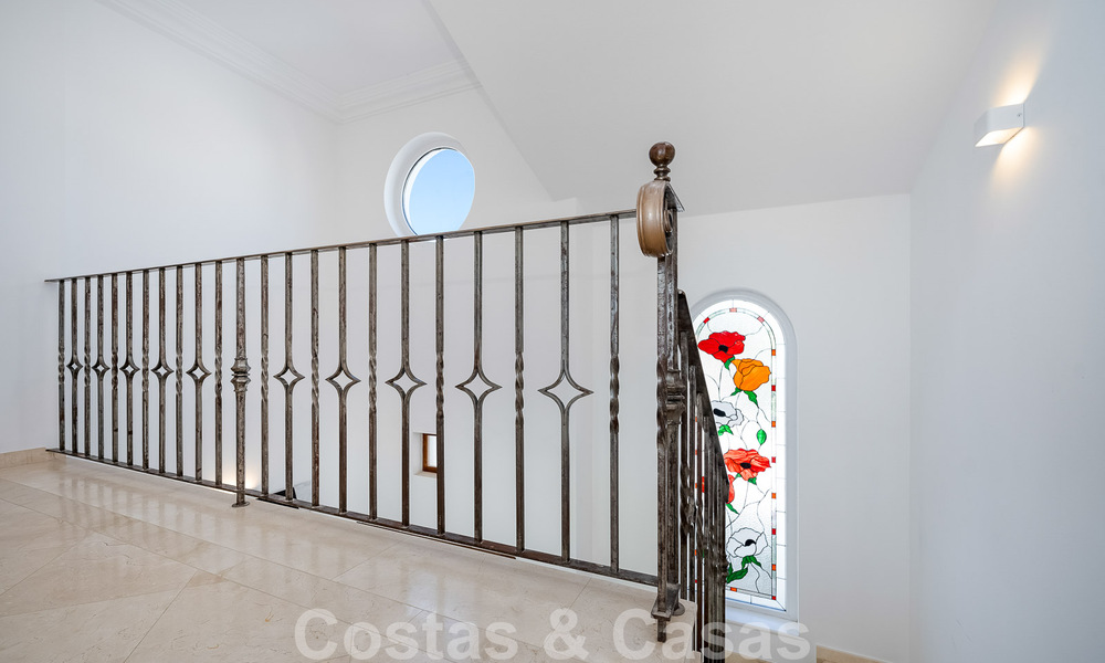 Espaciosa villa mediterránea en venta situada en una urbanización privilegiada de Nueva Andalucía, Marbella 50573