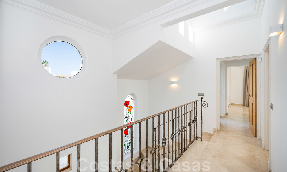 Espaciosa villa mediterránea en venta situada en una urbanización privilegiada de Nueva Andalucía, Marbella 50574