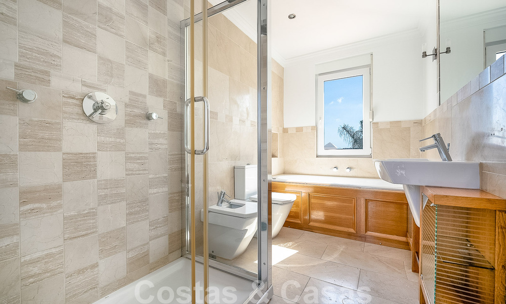 Espaciosa villa mediterránea en venta situada en una urbanización privilegiada de Nueva Andalucía, Marbella 50578