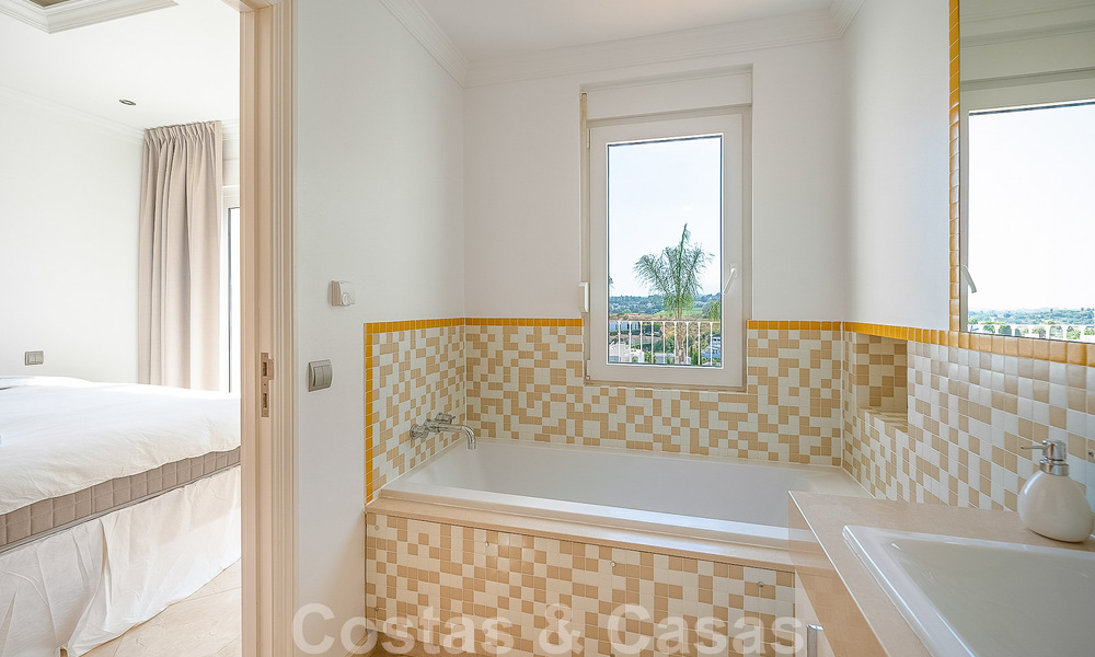 Espaciosa villa mediterránea en venta situada en una urbanización privilegiada de Nueva Andalucía, Marbella 50584