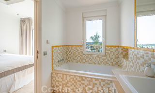 Espaciosa villa mediterránea en venta situada en una urbanización privilegiada de Nueva Andalucía, Marbella 50584 
