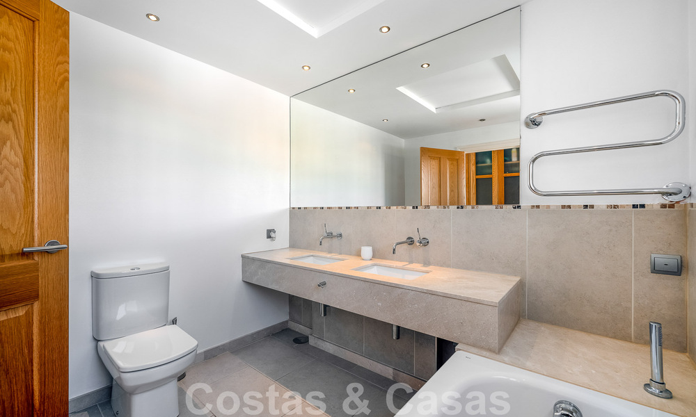 Espaciosa villa mediterránea en venta situada en una urbanización privilegiada de Nueva Andalucía, Marbella 50585