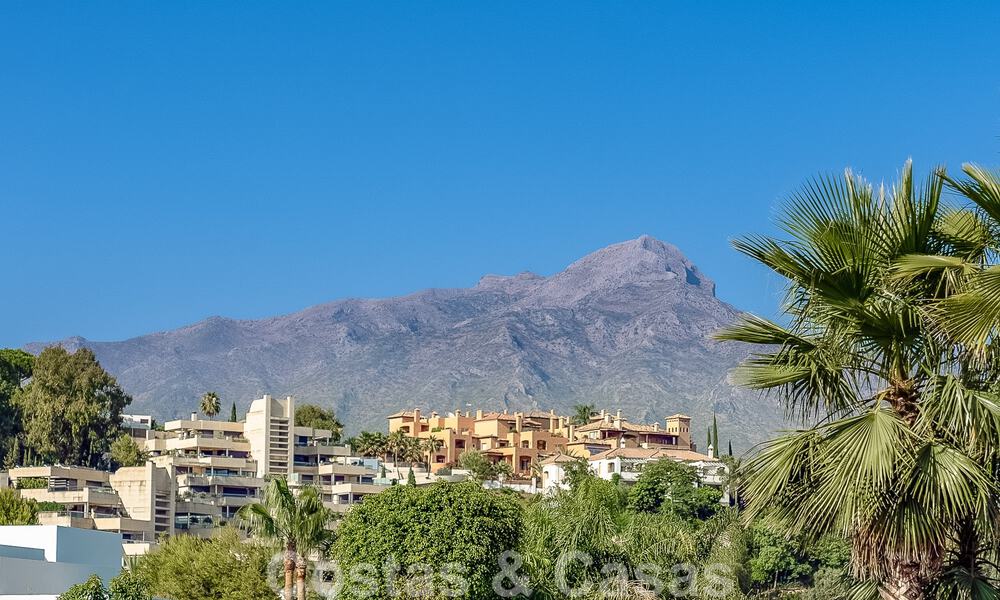 Espaciosa villa mediterránea en venta situada en una urbanización privilegiada de Nueva Andalucía, Marbella 50586