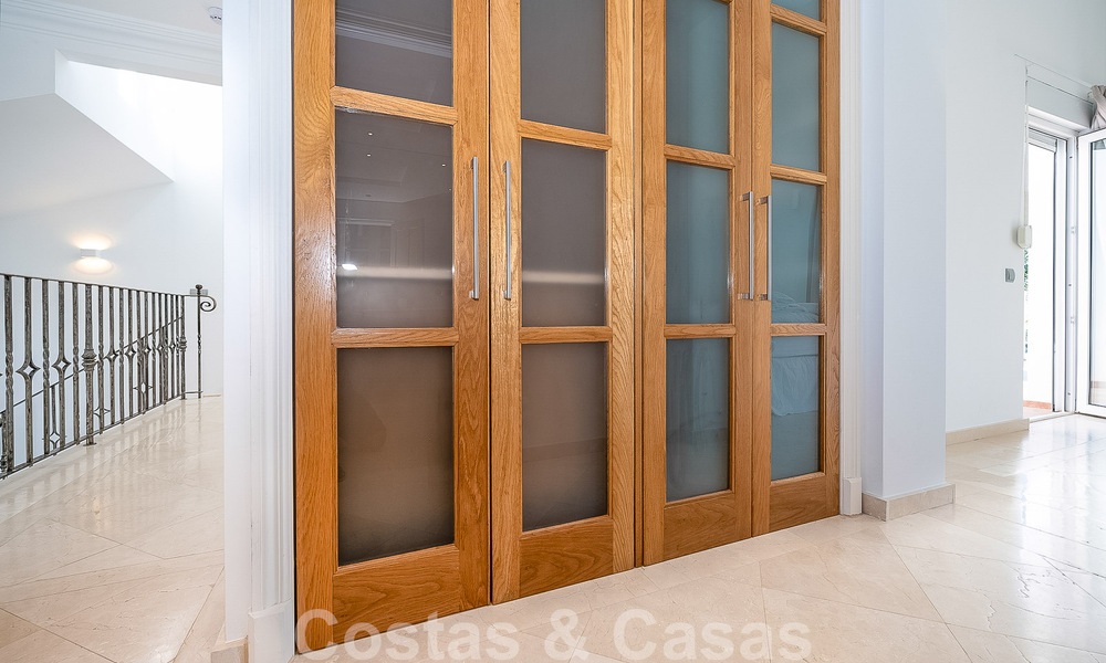 Espaciosa villa mediterránea en venta situada en una urbanización privilegiada de Nueva Andalucía, Marbella 50587