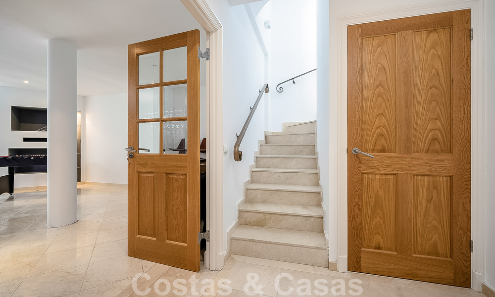 Espaciosa villa mediterránea en venta situada en una urbanización privilegiada de Nueva Andalucía, Marbella 50591