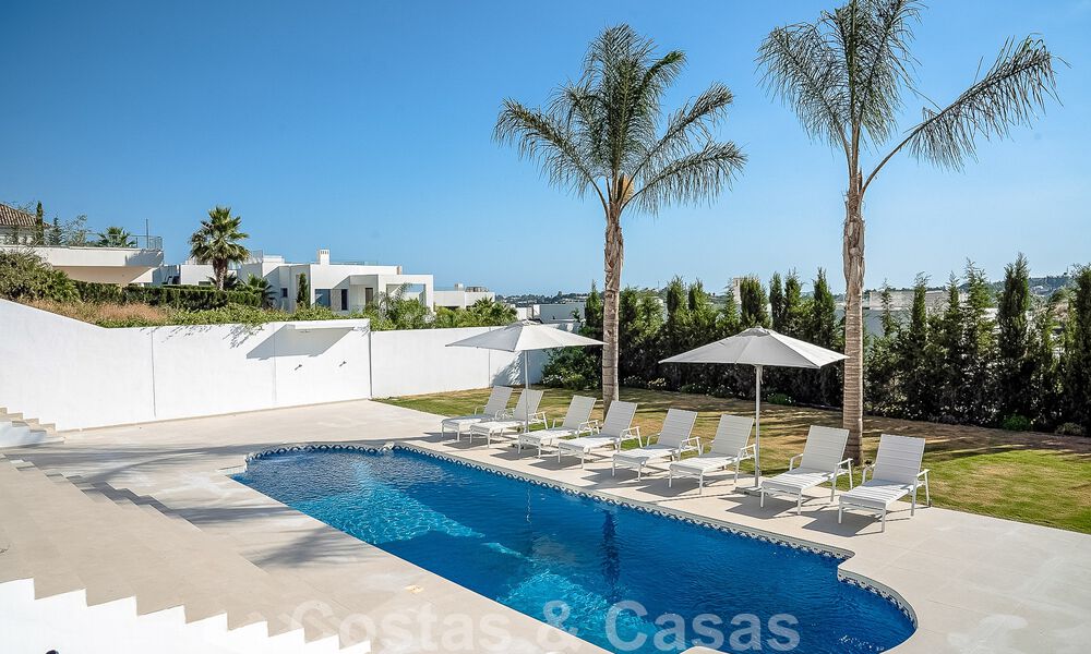 Espaciosa villa mediterránea en venta situada en una urbanización privilegiada de Nueva Andalucía, Marbella 50600