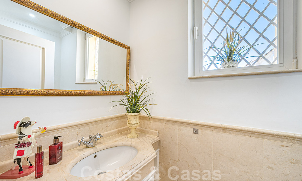 Excepcional villa de lujo de estilo andaluz en venta, a poca distancia de la playa, en la Milla de Oro de Marbella 50762