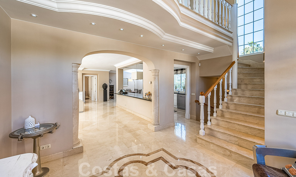 Excepcional villa de lujo de estilo andaluz en venta, a poca distancia de la playa, en la Milla de Oro de Marbella 50763