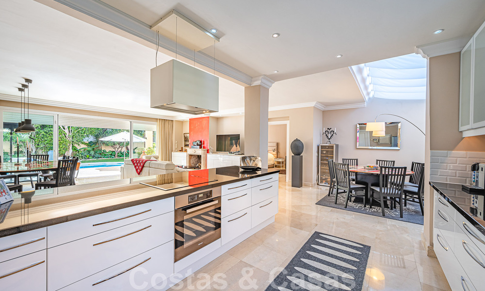 Excepcional villa de lujo de estilo andaluz en venta, a poca distancia de la playa, en la Milla de Oro de Marbella 50764