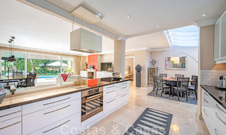 Excepcional villa de lujo de estilo andaluz en venta, a poca distancia de la playa, en la Milla de Oro de Marbella 50764 