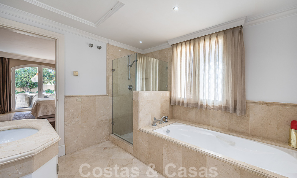 Excepcional villa de lujo de estilo andaluz en venta, a poca distancia de la playa, en la Milla de Oro de Marbella 50771