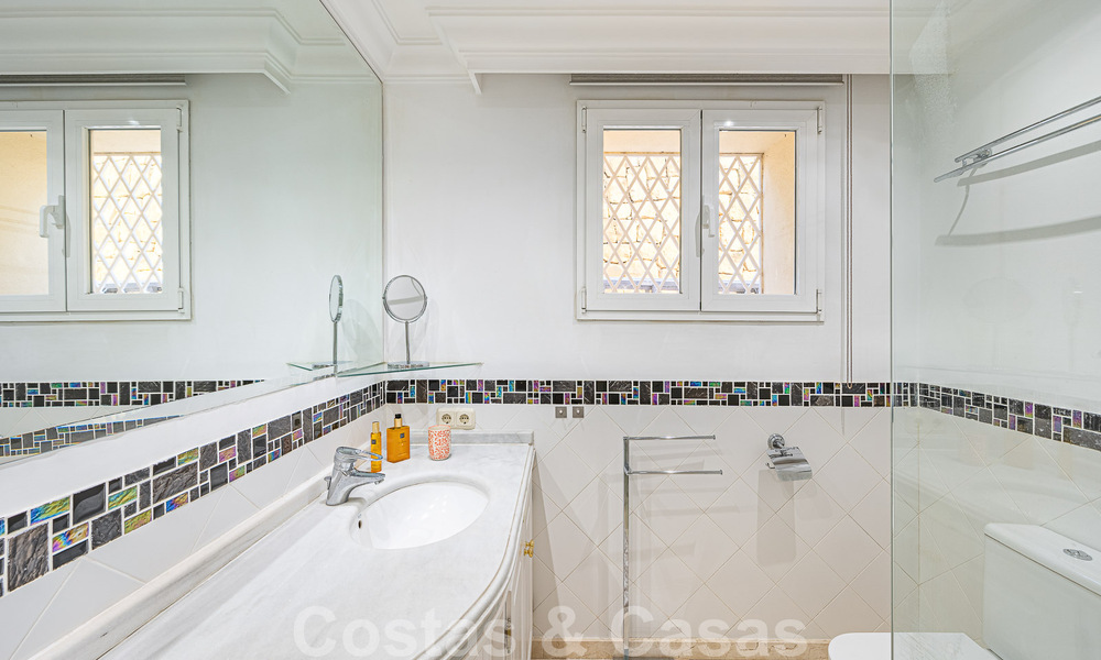 Excepcional villa de lujo de estilo andaluz en venta, a poca distancia de la playa, en la Milla de Oro de Marbella 50774