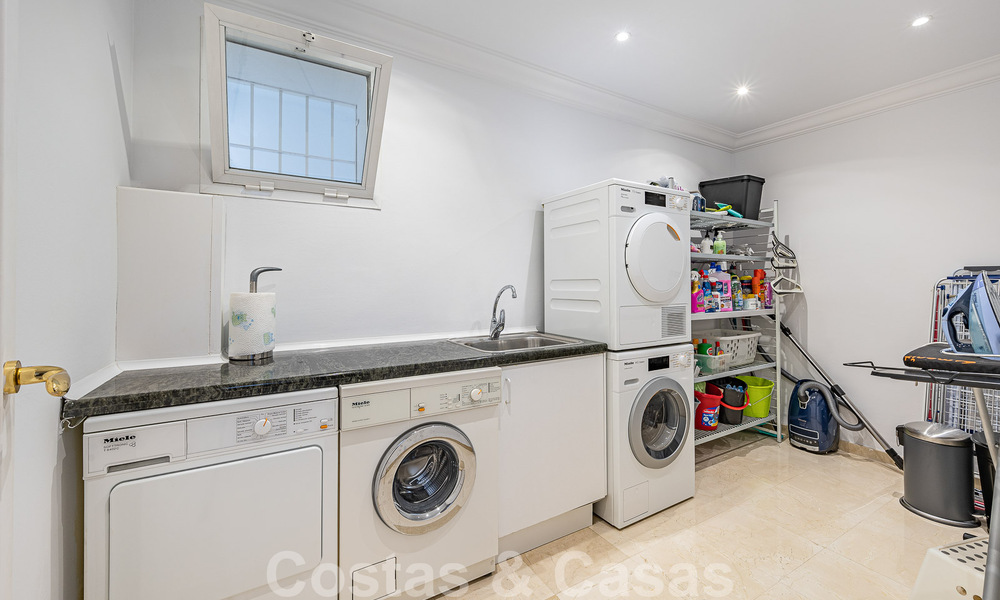 Excepcional villa de lujo de estilo andaluz en venta, a poca distancia de la playa, en la Milla de Oro de Marbella 50777