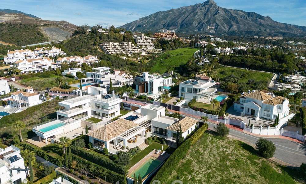 Villa independiente de lujo en venta con vistas al mar rodeada de campos de golf en Nueva Andalucia, Marbella 50713